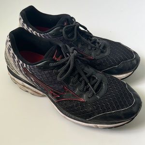 Mens mizuno running shoes - wave rider 19 - used